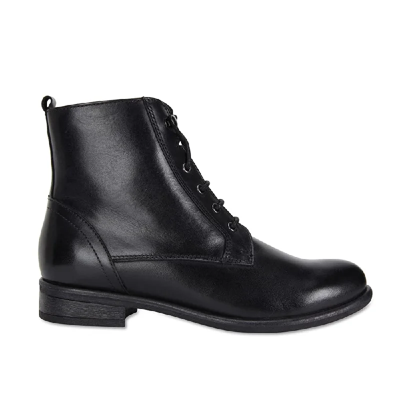 Badge Boot in Black Leather