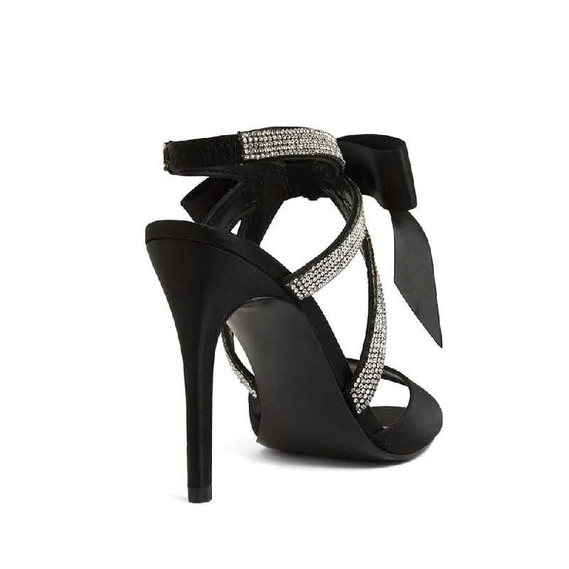 Claudia Heel in Noir