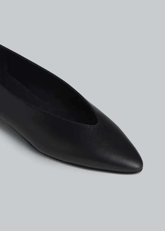 Pointed Ballerina Flat in Calfskin - Black